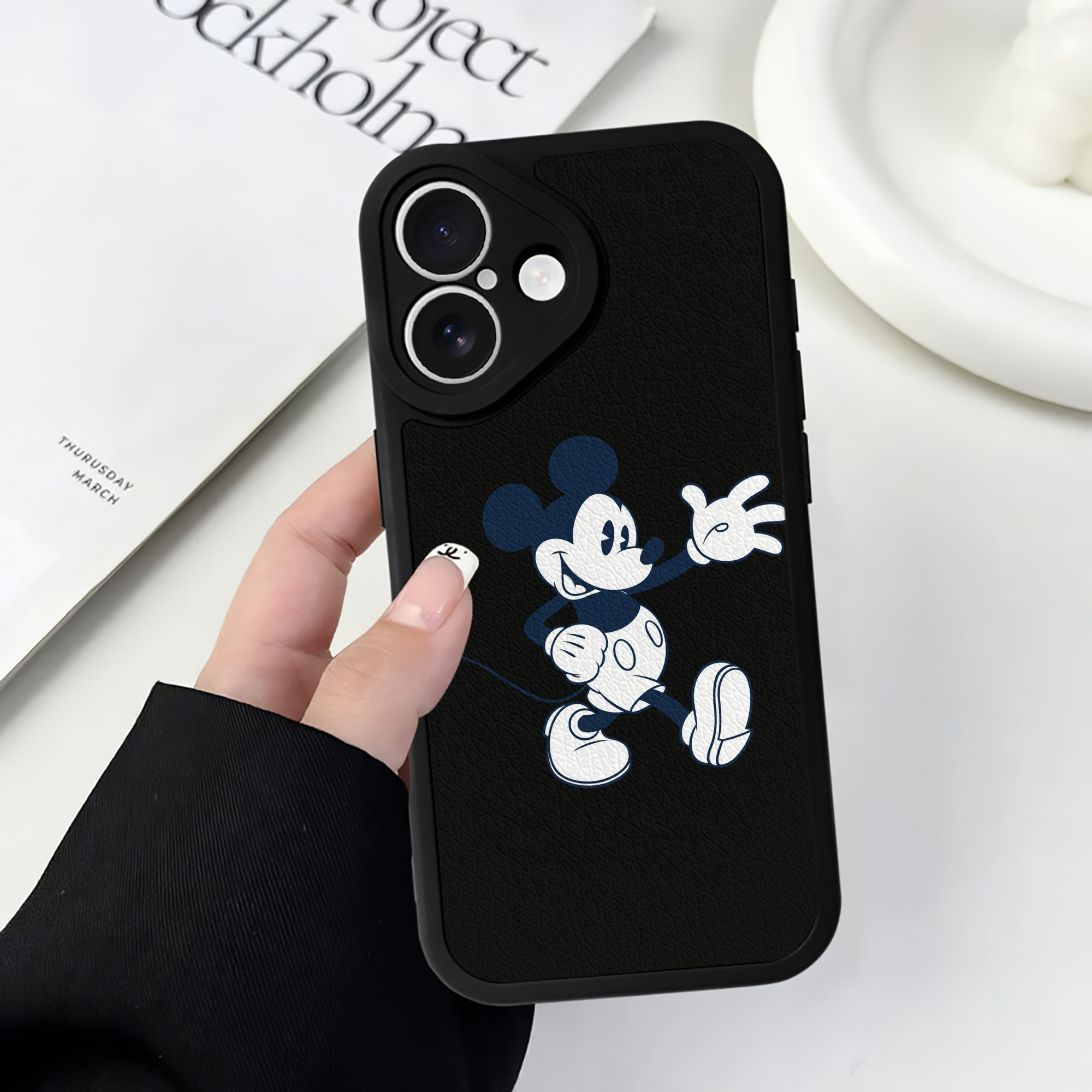 （画像用） ミッキーマウス Mickey Mouse 【iPhone 16シリーズ対応】シリコンスマホケース（レザー調） 材質：シリコン